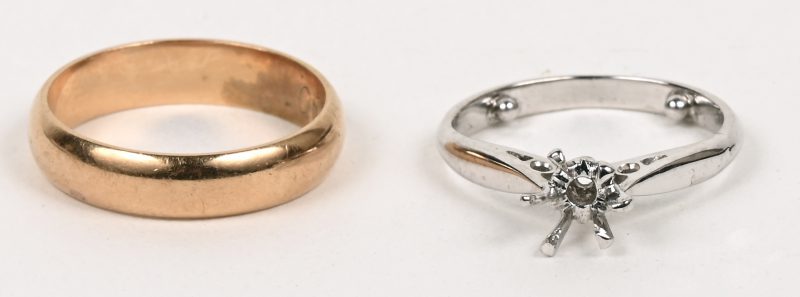 Een 18 karaats geelgouden trouwring en een 18 karaats witgouden ring zonder steen.