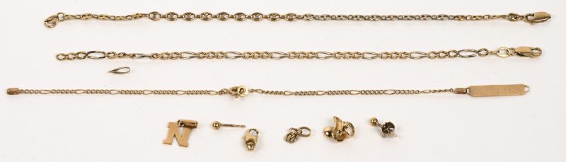 Drie verschillende 18 karaats geelgouden te hersyellen schakelarmbanden waarvan één met naamplaatje, een paar hangertjes en twee oorstekertjes.
