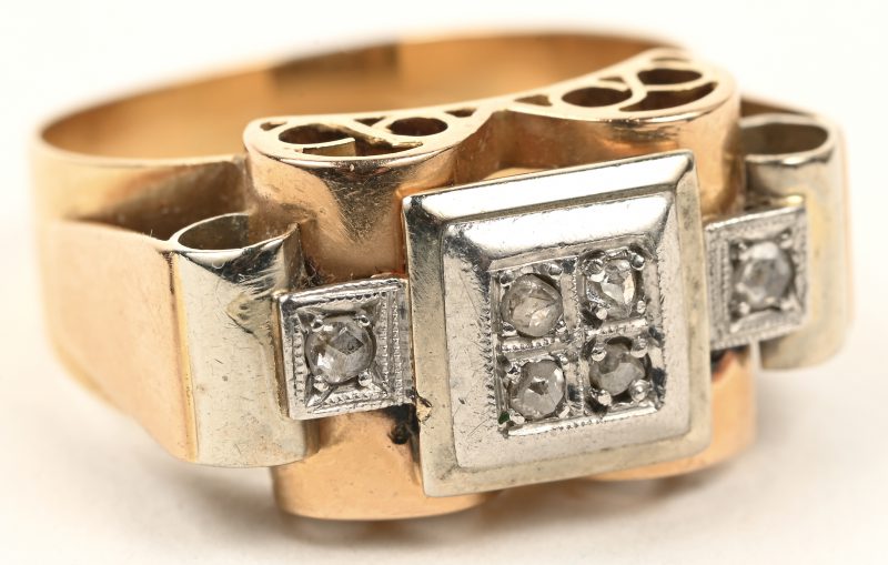 Een 18 karaats wit en geelgouden art deco ring bezet met diamanten oude slijp met een gezamenlijk gewicht van +- 0,10 ct.