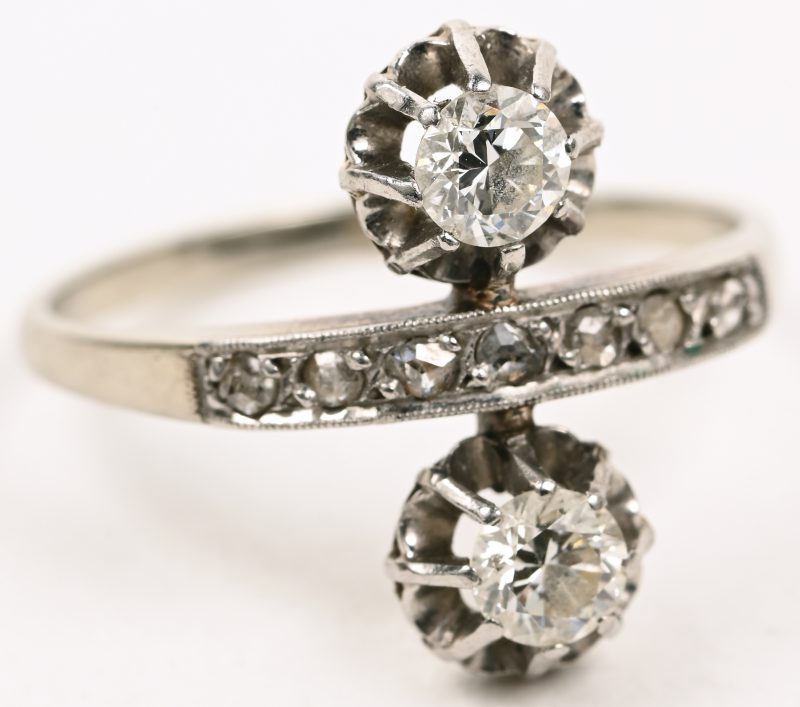 “Toi et Moi”. Een 18 karaats witgouden ring bezet met diamanten met een gezamenlijk gewicht van +- 0,50 ct.