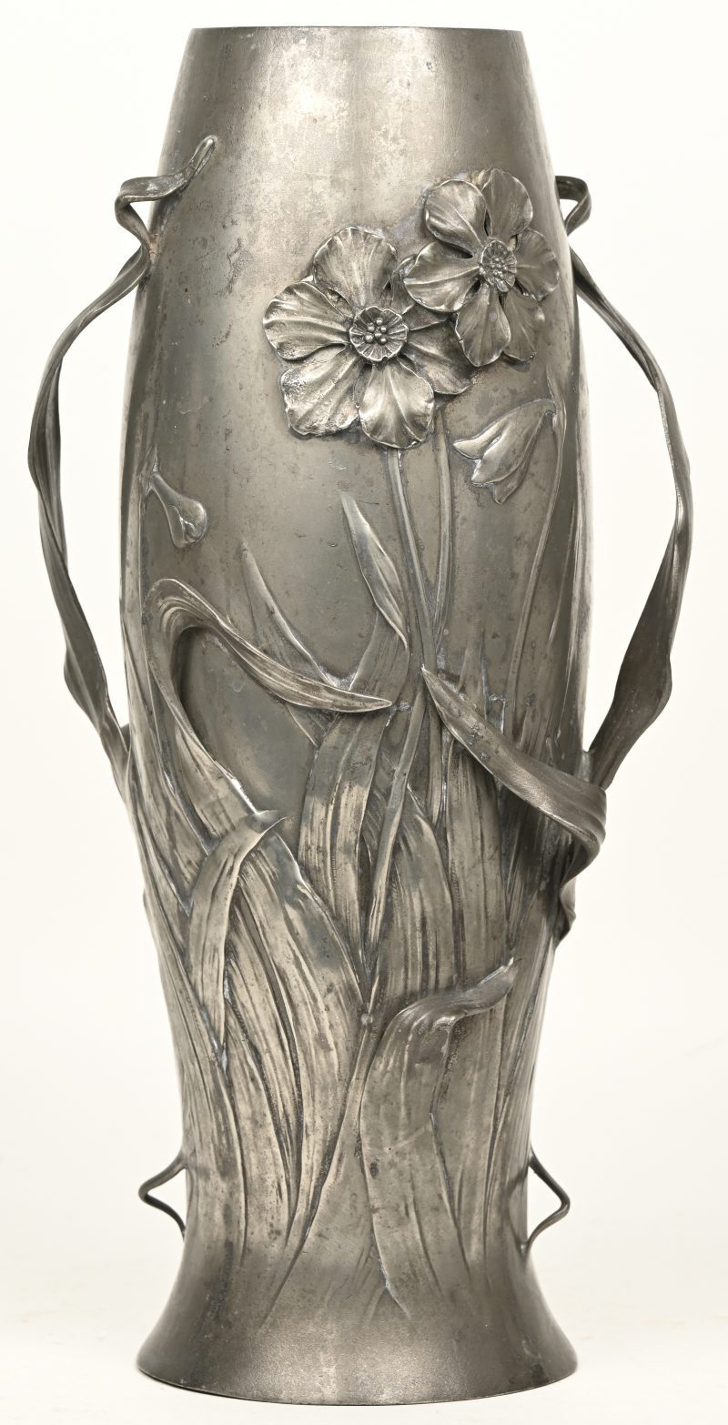 Een art deco tinnen vaas met bloemdecor. Gemerkt onderaan.