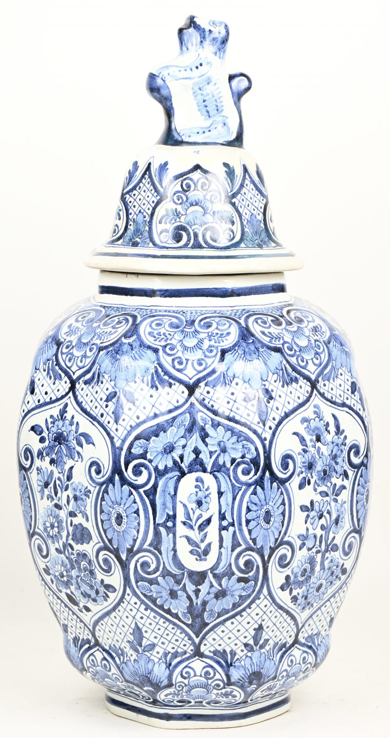 Een deksel vaas uit blauw en wit delfts aardewerk met leeuw op het deksel. Gemerkt ‘Oud Delft’. Deksel zwaar gerestaureerd. Onderaan gemerkt.
