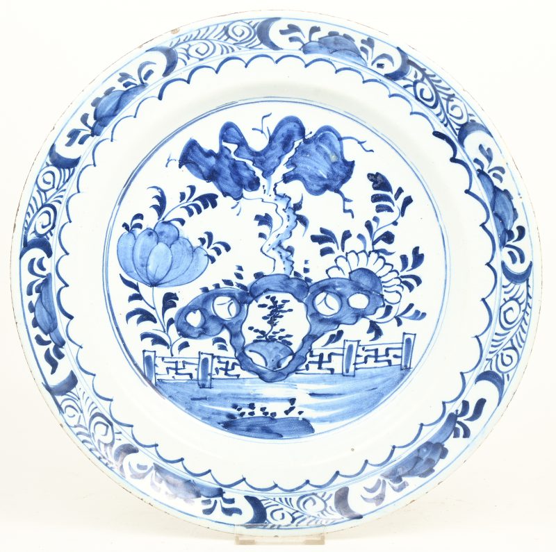 Een blauw en wit delfts porseleinen bord.