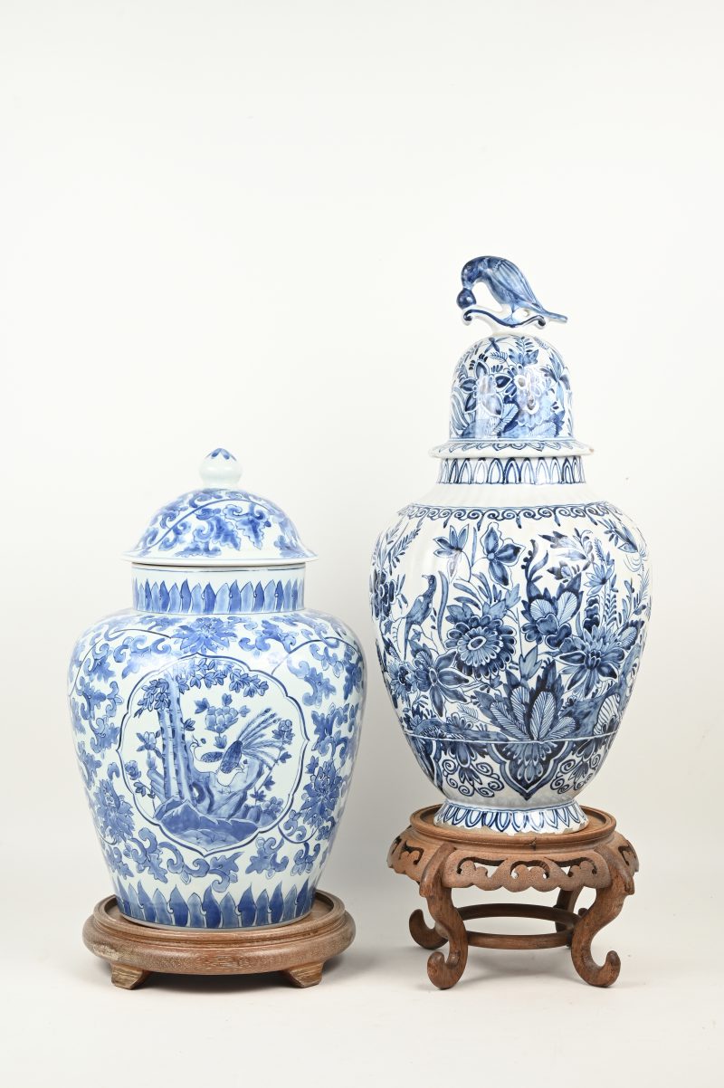Een Delftse en een Chinese dekselvaas met een blauw en wit decor. Onderaan gemerkt.