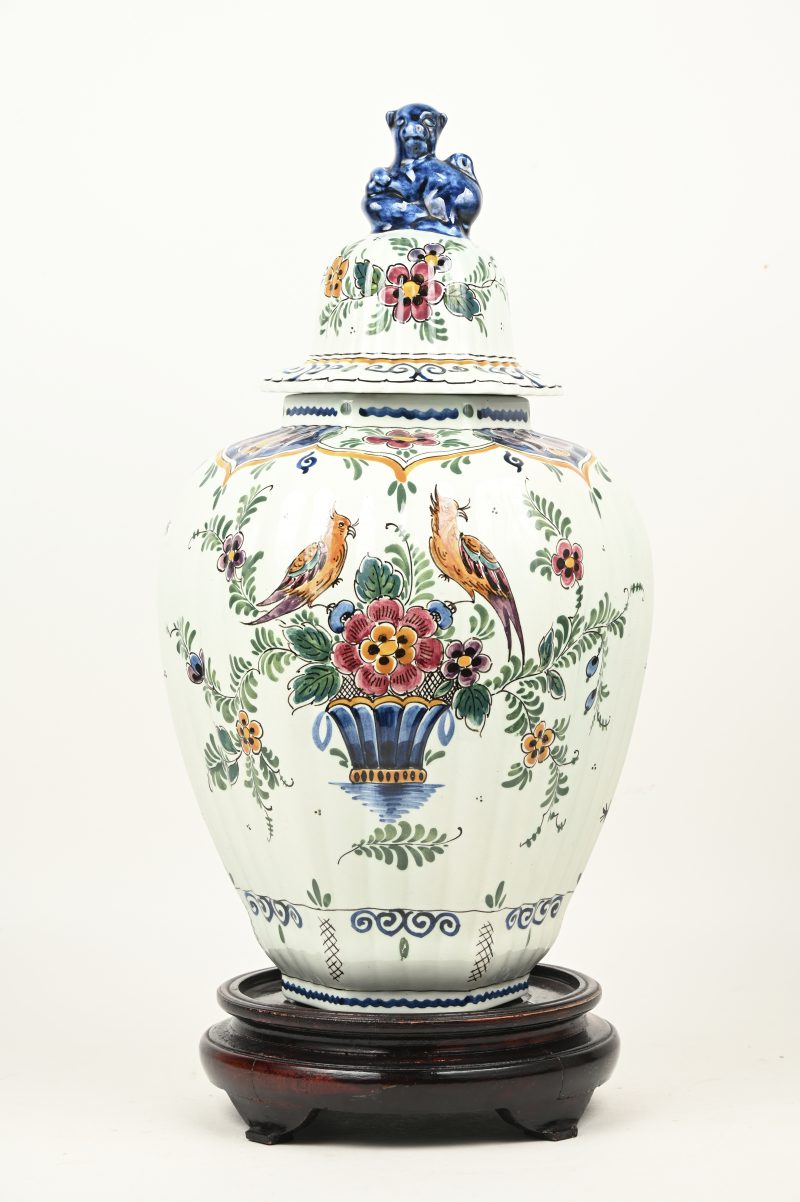 Een vaas van polychroom aardewerk met een decor van vogels en bloemen naar Delfts voorbeeld. Gemerkt onderaan.