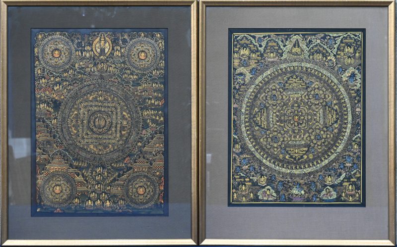 Een paar ingelijste tangka’s met talrijke weergaven van de Boeddha in goudverf. Nepalees werk.