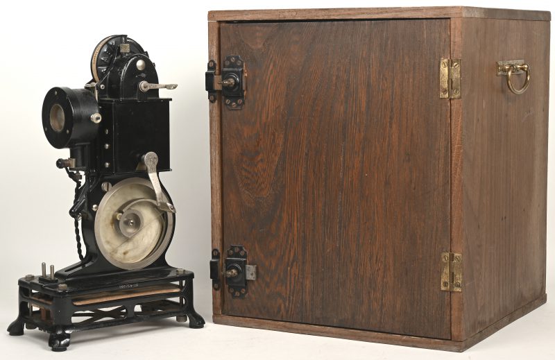 Filmprojector “Parhé Baby” in houten omkasting, met documentatie.