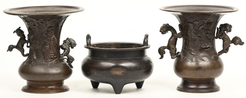 Twee Japans bronzen vaasjes met bijgevoegd keteltje. Onderaan gemerkt.