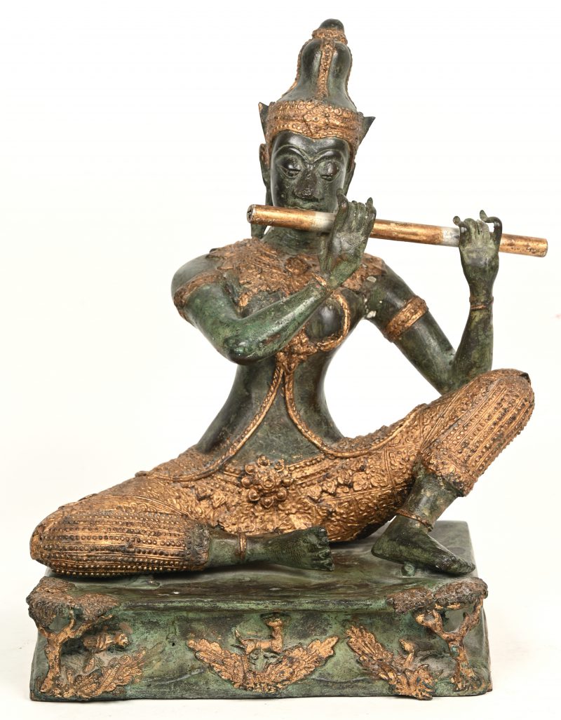 Apsara beeld, figuur met fluitinstrument