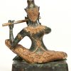 Apsara beeld, figuur met fluitinstrument