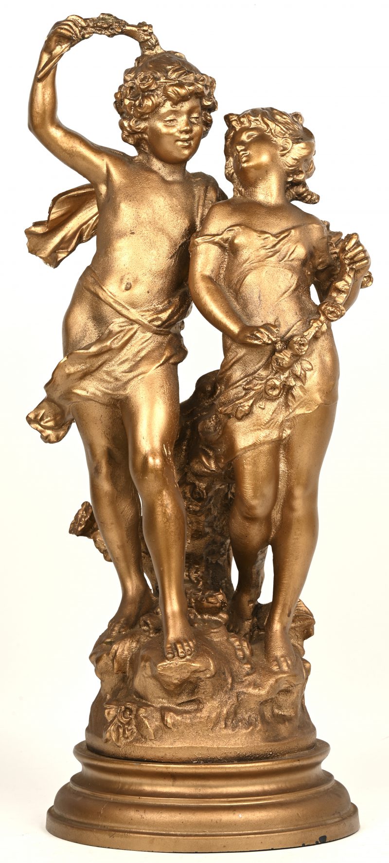 “Twee jongeren” licht gekleed, beeld brons geschilderd, niet gesigneerd