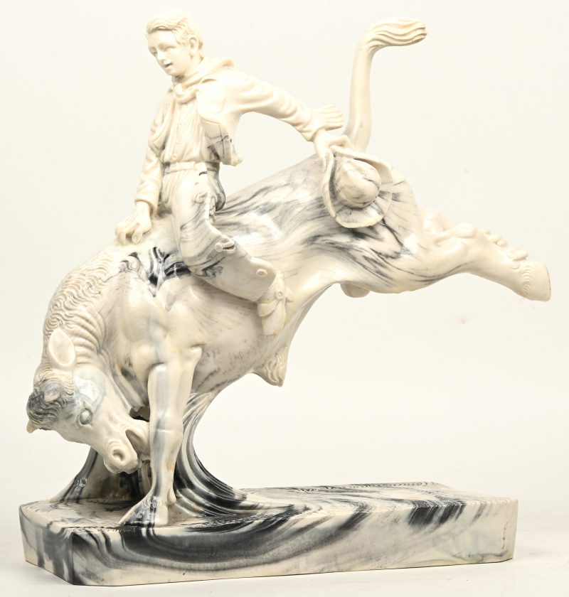 “Stierenrijder” beeld cowboy figuur op stier, porselein als marmer geschilderd, niet gesigneerd