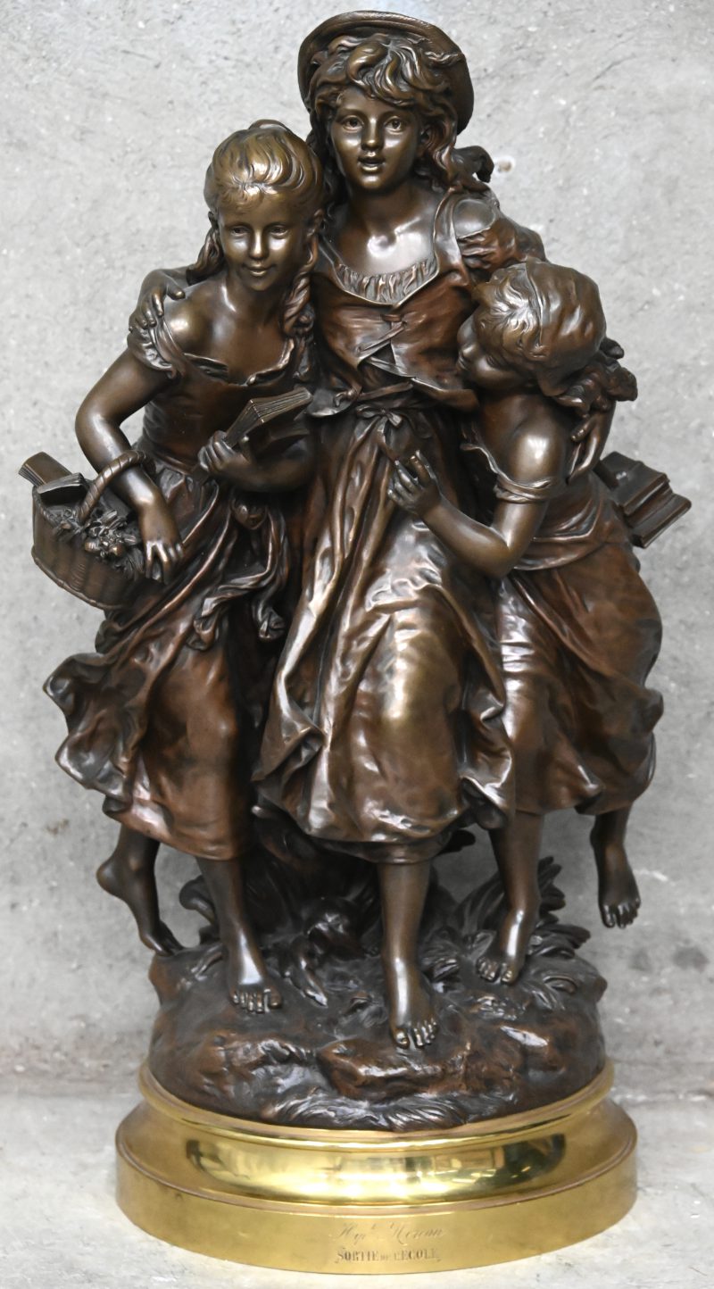“Op weg naar school”. Bronzen groep met drie meisjes. Gesigneerd en met gietersmerk van Susse  Frères, Paris. Op verguld bronzen draaiende sokkel (hoogte zonder sokkel).