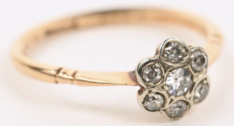 Een 18 karaats geelgouden ring bezet met diamanten oude slijp met een gezamenlijk gewicht van +- 0,15 ct.