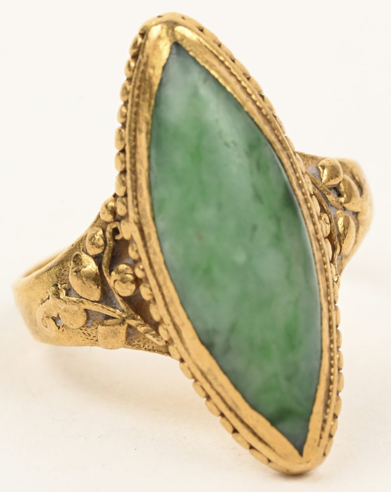 Een 24 karaats geelgouden ring bezet met een jade langwerpige steen.