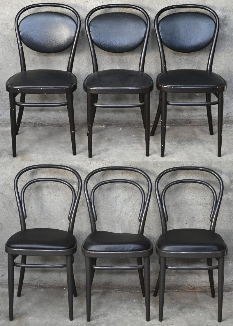 Een serie van zes pubstoelen van stoomgebogen hout, drie met beklede rug, drie met open rug. Zittingen bekleed met similileder. Gemerkt. Op aanvraag zijn er nog heel wat meer te verkrijgen.