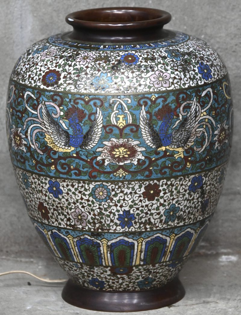 Een grote cloisonné vaas van brons. Verlichting binnenin. Chinees werk.