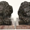 lot 2 bronzen beeldjes, liggende leeuwen