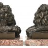 lot 2 bronzen beeldjes, liggende leeuwen