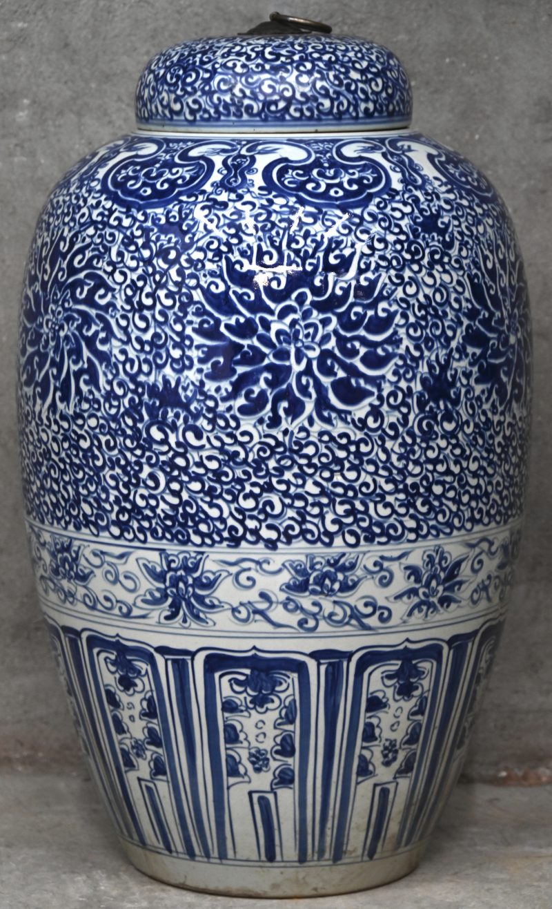 Grote Chinees porseleinen vaas met blauw-wit decor, organisch patroon, koperen ring aan deksel