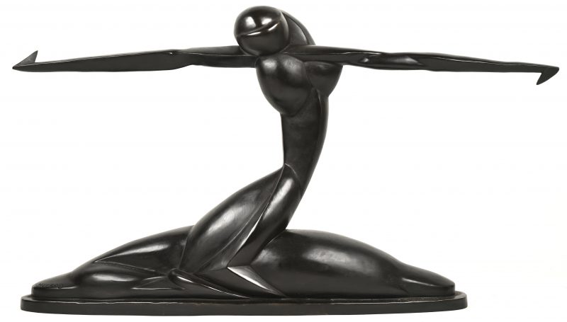 Art Deco modern gestyleerd bronzen beeld, vrouw in geknielde houding en gespreide armen, naar Oswald Herzog