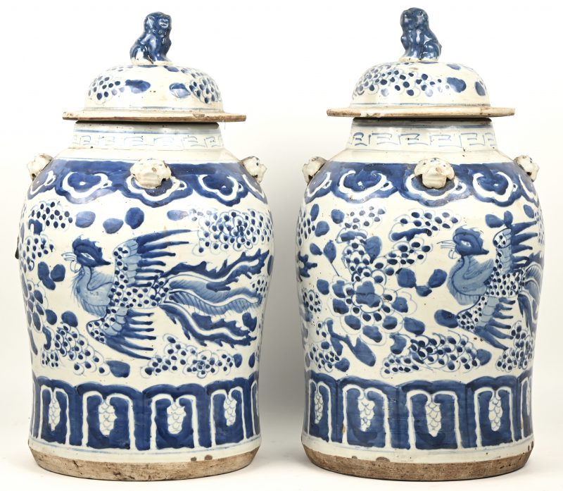 lot 2 Chinees porseleinen vazen, blauw-wit met Phoenix en bloemen decor, zittend figuur op deksel