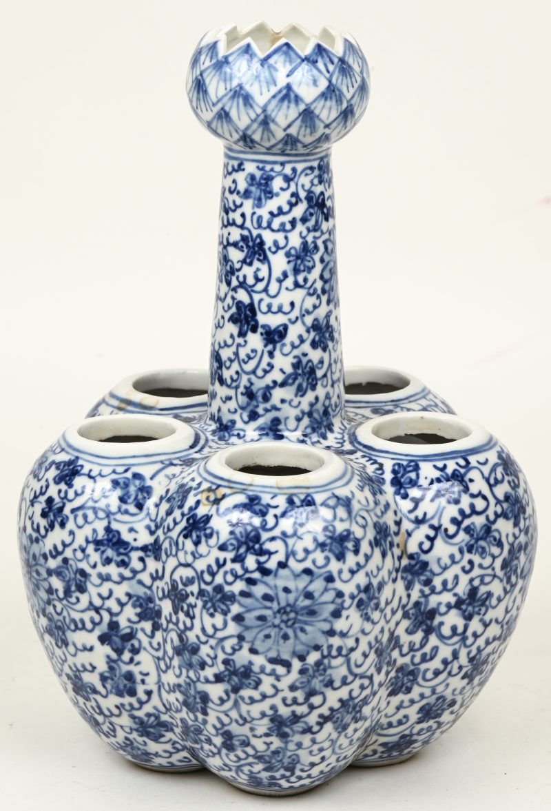 Chinees porseleinen tulpenvaas met 6 openingen, blauw-wit met bloemendecor, gemarkeerd onderaan