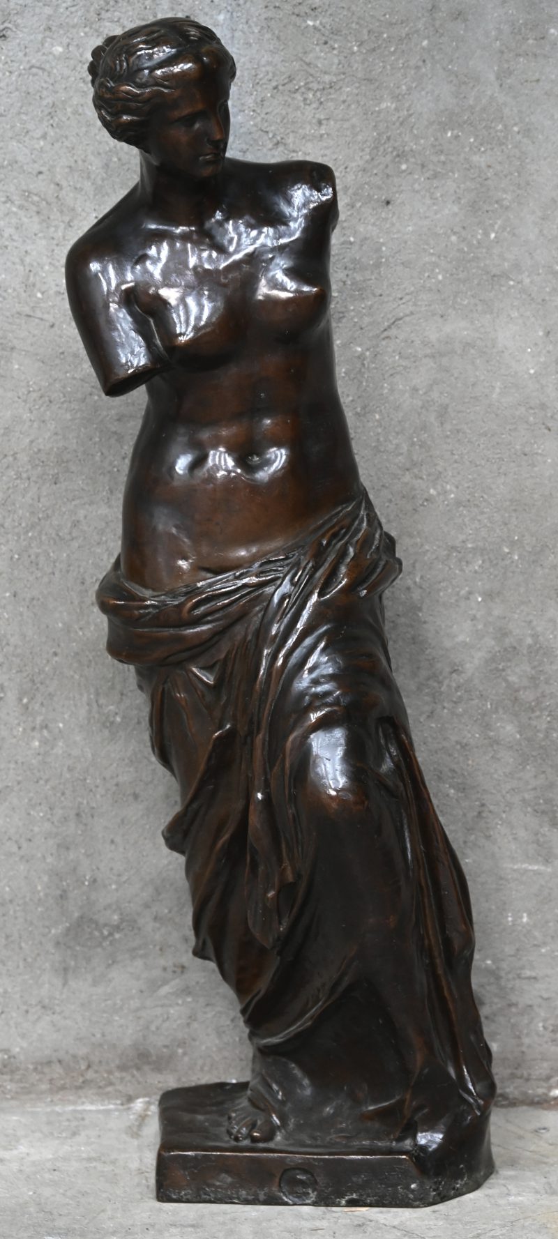 “Vénus de Milo” Bronzen beeld, Griekse godin Aphrodite voor (Romeinse godin Venus), de godin van de liefde en de schoonheid. Kleine barst thv sluier over linkervoet.