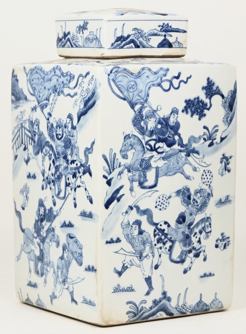 Chinees porseleinen vierkante vaas met deksel, blauw-wit met krijgstafereel