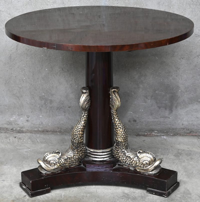 Ronde mahonie tafel met verzilverde visvorm ornamenten thv poten, lichte kras schade klein oppervlak op tafelblad