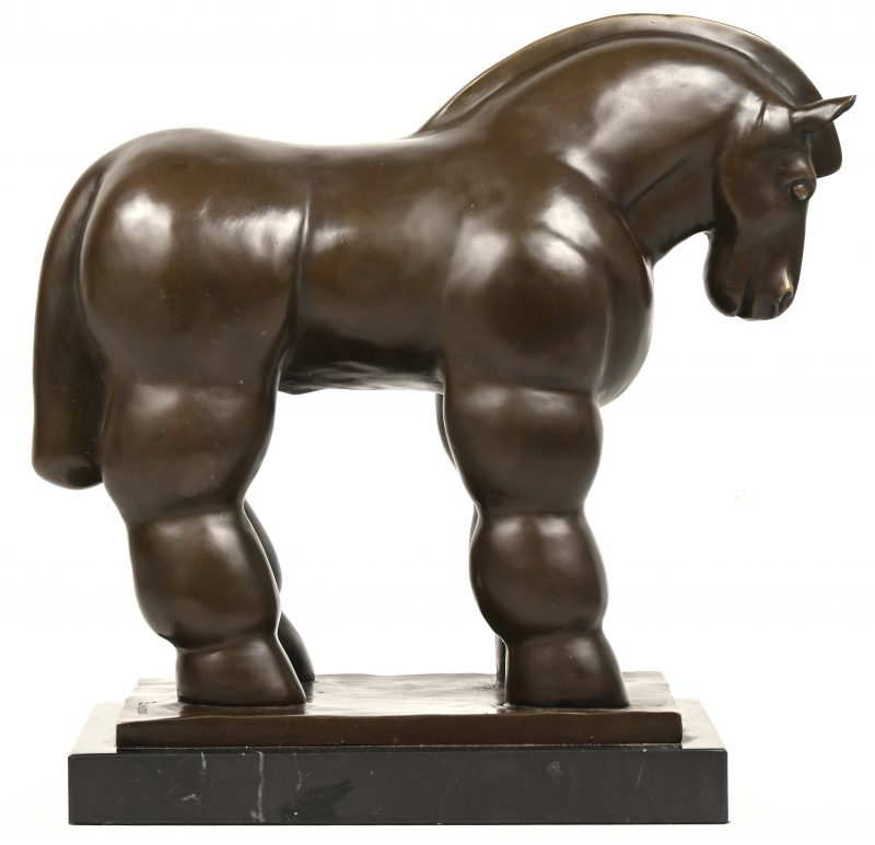 Bronzen beeld “Het Paard”, naar Fernando Botero, donkergepatineerd