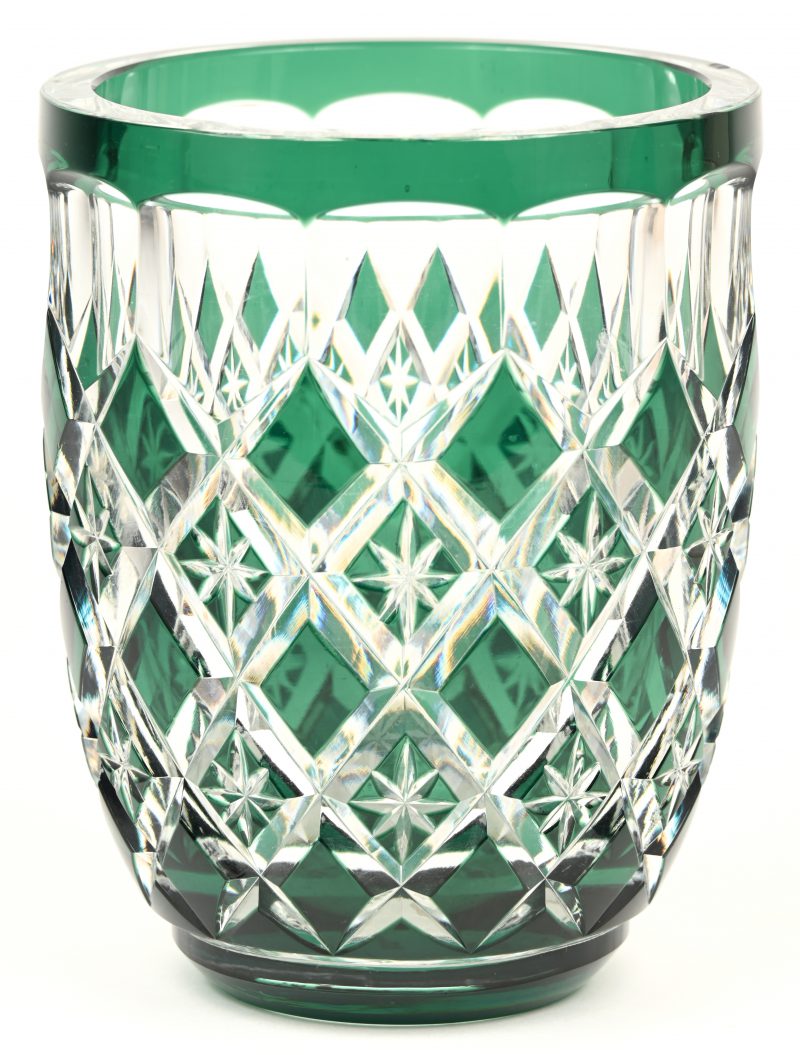 Een vaas van groen en kleurloos glas. Lichte schade aan de rand