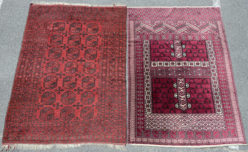 Twee handgeknoopte Pakistaanse karpetjes.