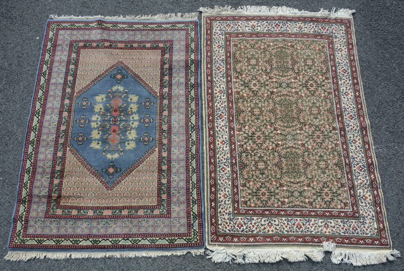Twee handgeknoopte wollen karpetjes, waarbij een Turks (Kayseri) en een Tunesisch.