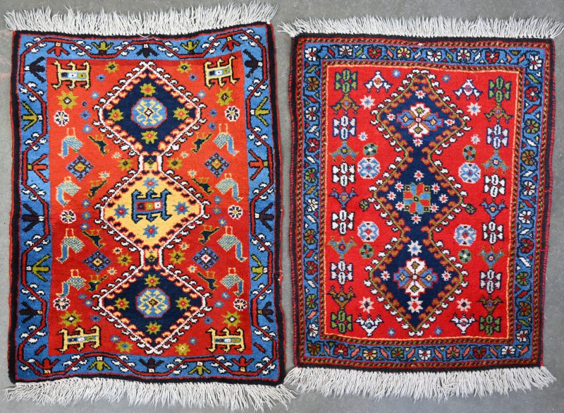 Een paar kleine handgeknoopte Perzisch wollen karpetjes.