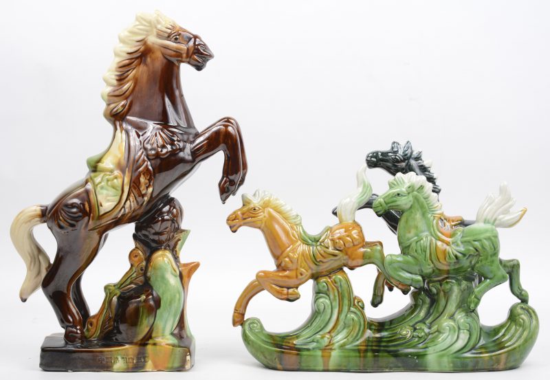 Twee meerkleurig geglazuurd aardewerken groepjes met paardjes. Chinees werk.