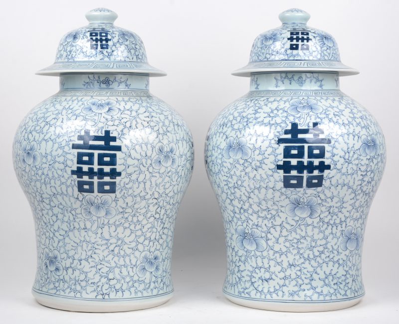 Een paar blauw-witte dekselvazen van Chinees porselein.