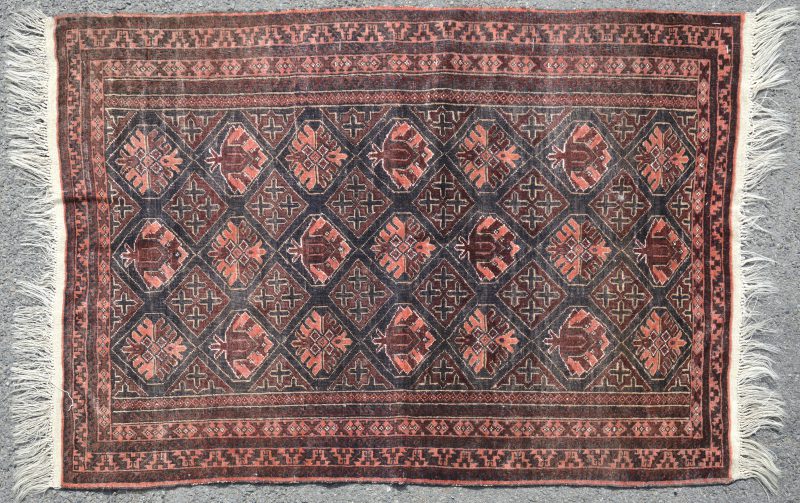 Handgeknoopt Afghaans tapijt.