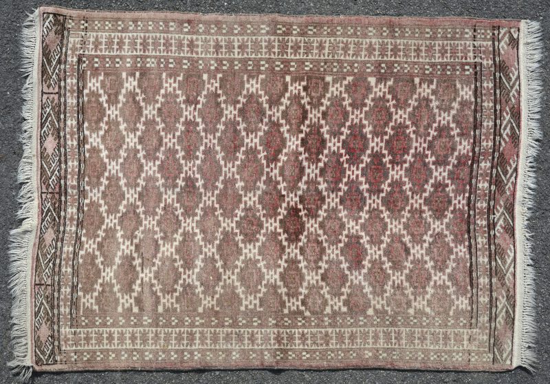 Afghaans handgeknoopt tapijt.