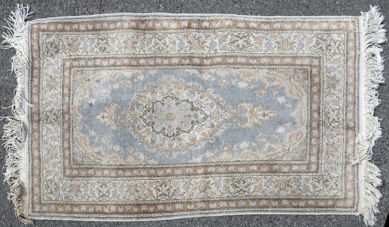 Een handgeknoopt wollen Turks tapijt.