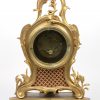 Een pendule van verguld brons in Rococo stijl. Rondom versierd met rocailles en acanthus. Wijzerplaat van email op koper. Frankrijk, omstreeks 1900. Gemerkt op het uurwerk. Met sleutel en slinger.