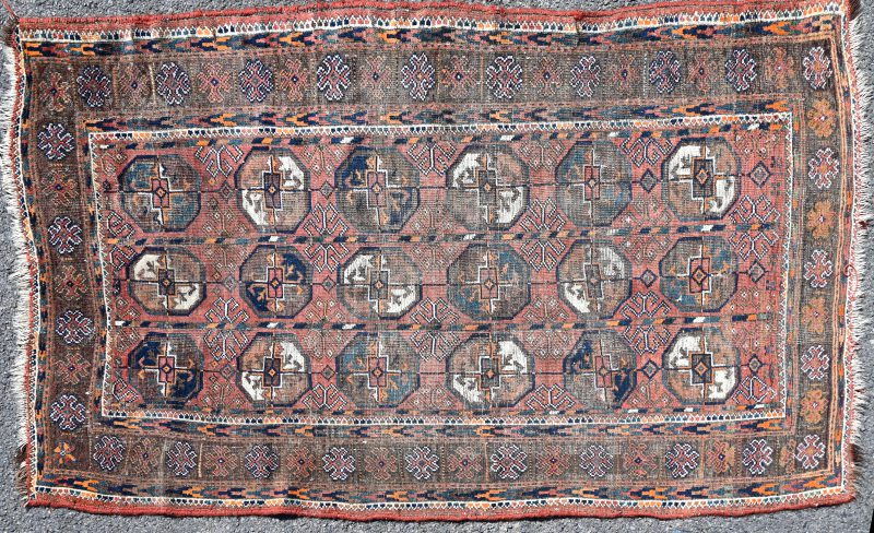 Antiek wollen karpet met geometrisch motief. Handgeknoopt.