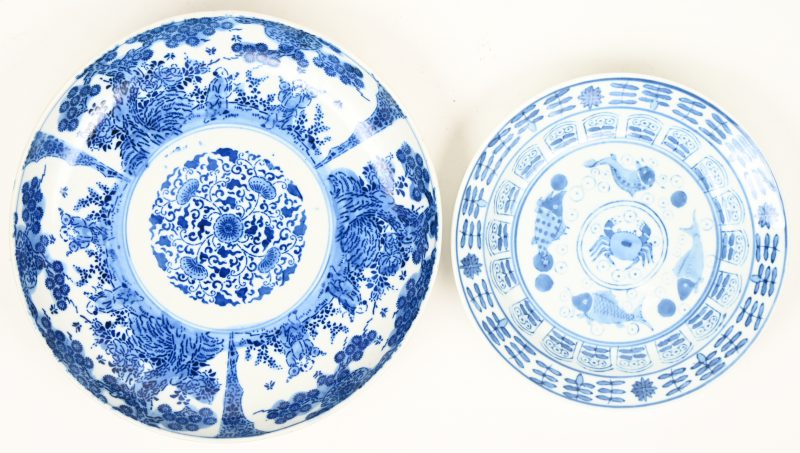 Twee verschillende borden van blauw en wit Chinees porselein.