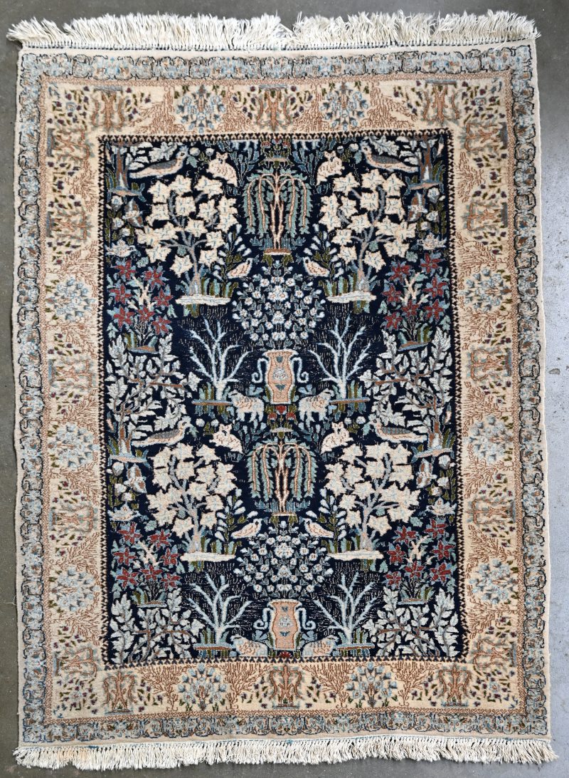 Een karpet van wol en zijde versierd met een tuindecor.