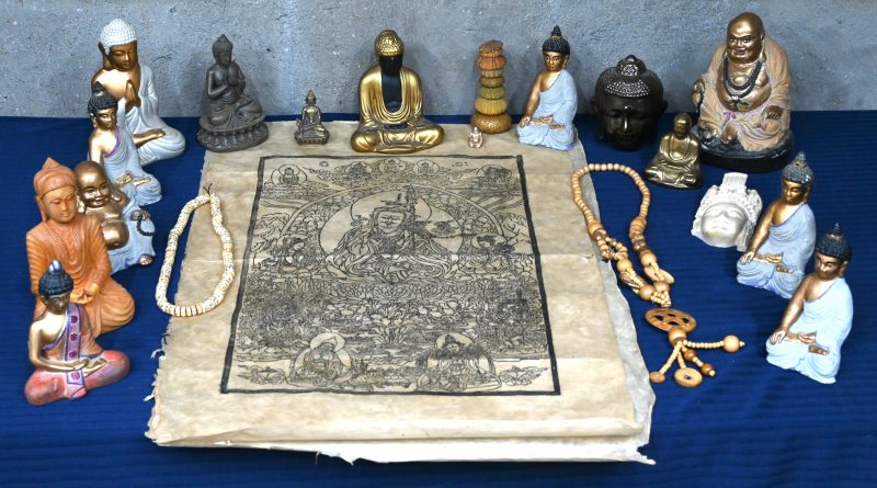 Een tiental Boeddhabeeldjes in diverse materialen, houtdrukken en gebedskransen. Te verdelen.