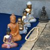 Een tiental Boeddhabeeldjes in diverse materialen, houtdrukken en gebedskransen. Te verdelen.