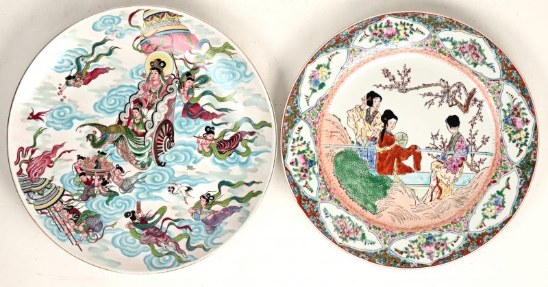 Twee borden van meerkleurig Chinees porselein.