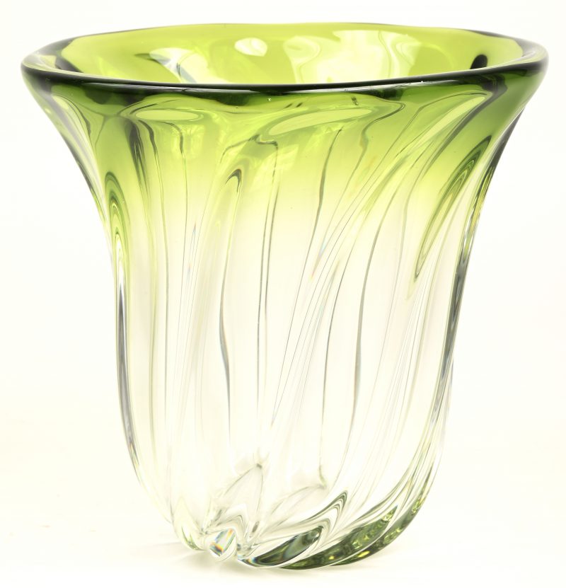Een vaas van groen kristal met getorst ribbenmotief. Gemerkt.