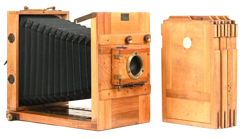 Een oude houten fotocamera met balg. Met platen, enkele lenzen en toebehoren. Begin XXste eeuw.