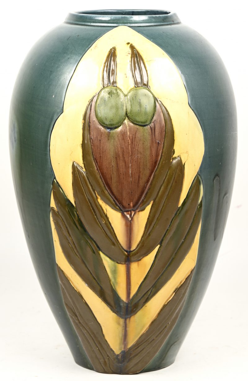 Vaas, groen met afbeelding bloem,  Art Nouveau.
